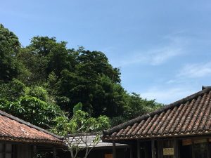 沖縄の昔ながらの建物と青い空