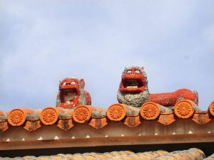 屋根の上のシーサー