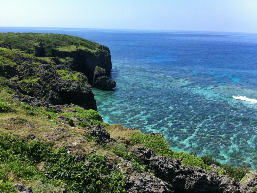 崖と青い海と青い空